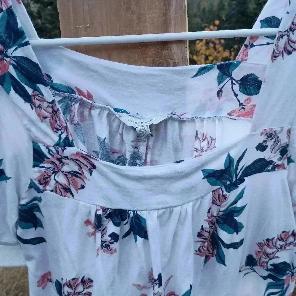 White floral short sleeve Lucky Brand t-shirt - Picture 3 of 4